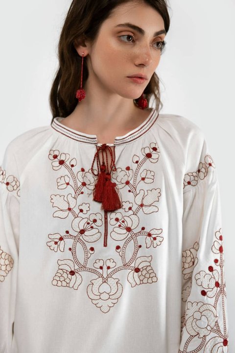 O bordado familiar "Lebedyne" cor de leite é um símbolo elegante de unidade e tradições ucranianas.