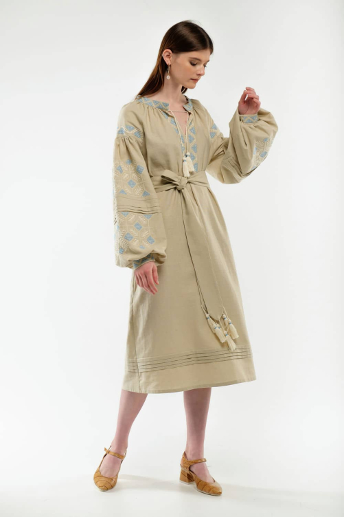 Семейные вышиванки "Спадок" беж – символ традиций и семейных ценностей.