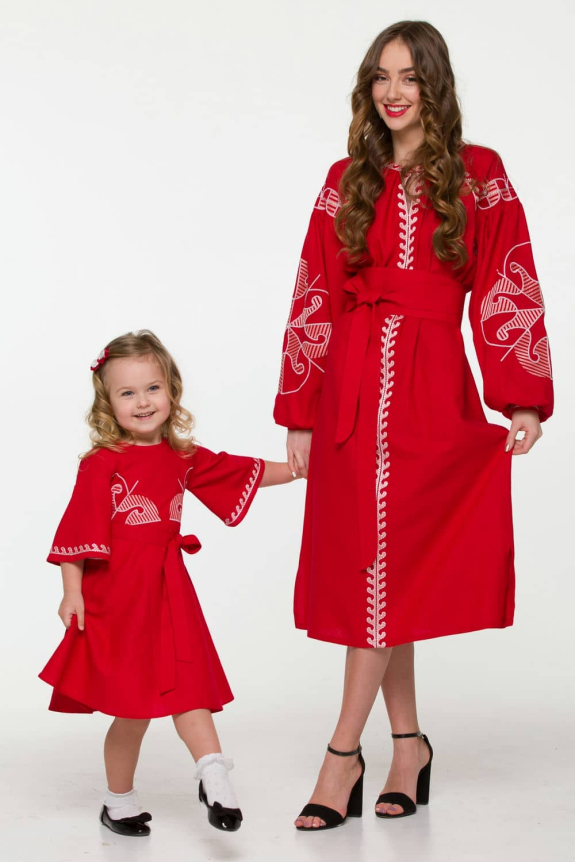 Сукні вишиванки для мами та дочки "Веснянка" бордо – стиль і єдність у сімейному образі.