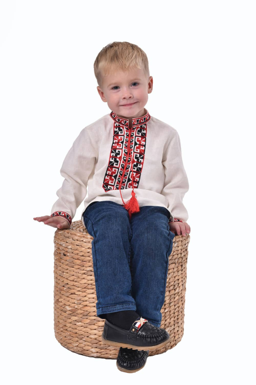 Вышиванка для мальчиков "Оберег" – стильный символ традиций и защиты.