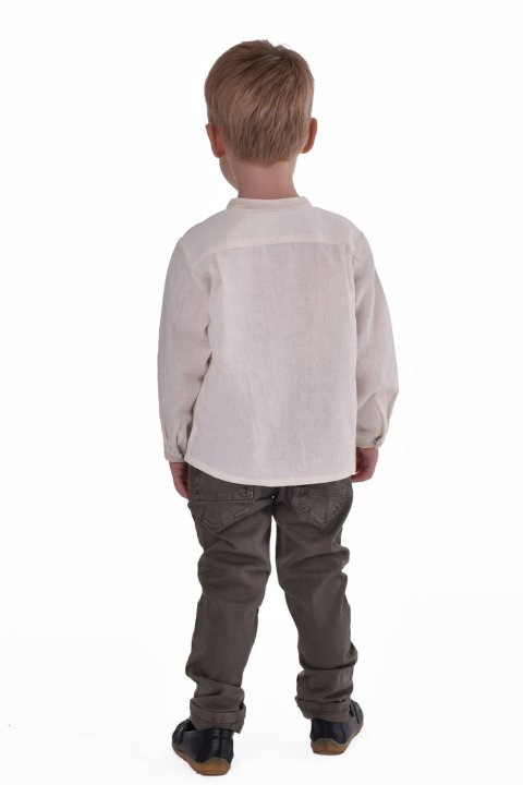 La camicia ricamata per ragazzi «Thunder» color latte è una scelta elegante nello stile tradizionale ucraino.