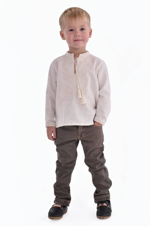 La camisa bordada «Thunder» color leche para niño es una opción elegante con el estilo tradicional ucraniano.