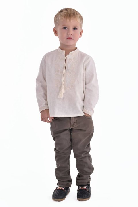 La camicia ricamata per ragazzi «Thunder» color latte è una scelta elegante nello stile tradizionale ucraino.