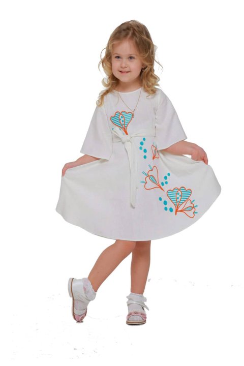 Vestido bordado infantil "Pervotsvet" color leche: ternura y tradiciones brillantes.