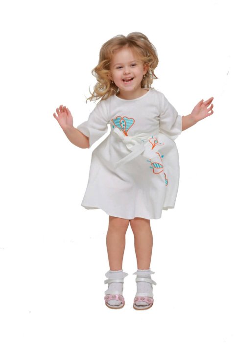 Robe brodée pour enfant «Pervotsvet» lait - tendresse et traditions lumineuses.