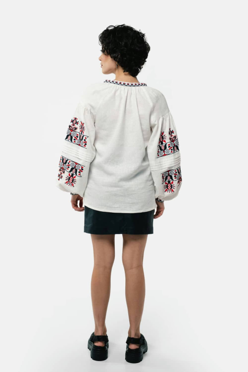 Вышиванка женская "Берегиня" молочная – символ нежности и традиций.