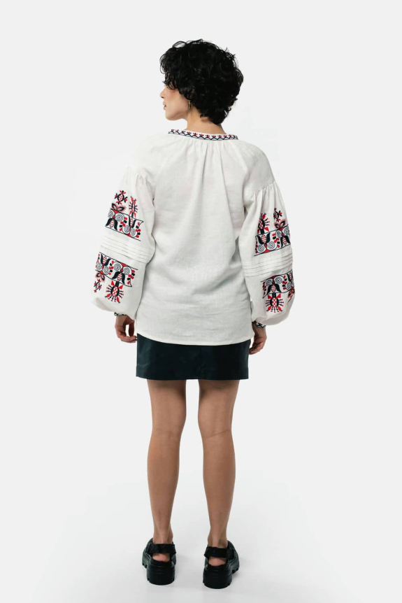 Вышиванка женская "Берегиня" молочная – символ нежности и традиций.