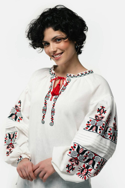 Вышиванка женская "Берегиня" молочная – символ нежности и традиций.