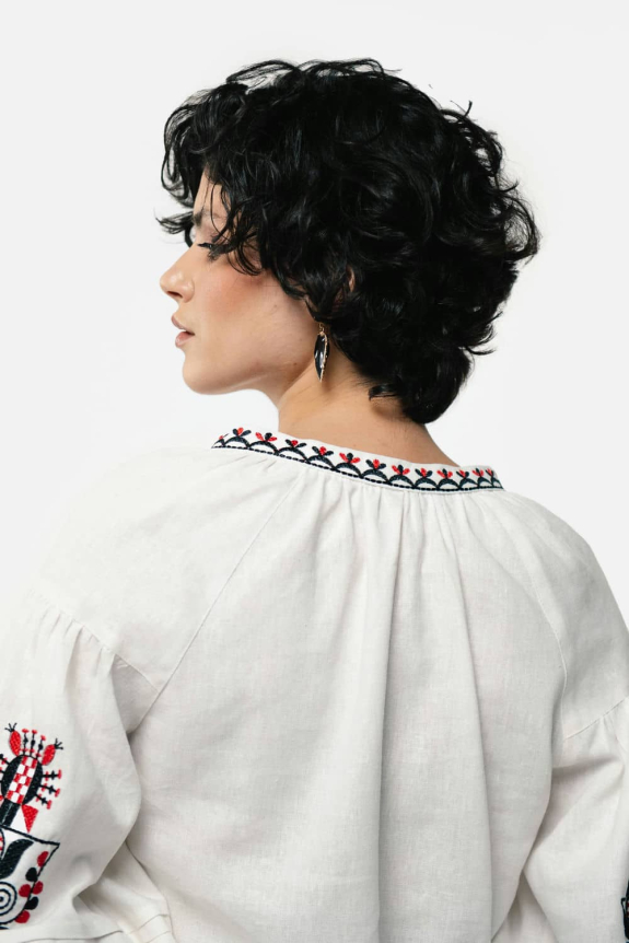 Вышиванка женская "Берегиня" молочная – символ нежности и традиций.