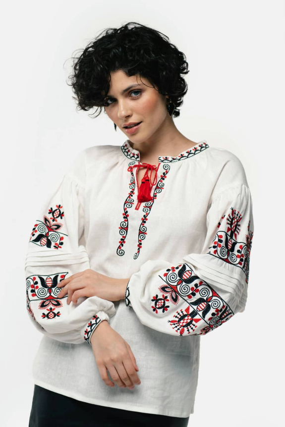 Вышиванка женская "Берегиня" молочная – символ нежности и традиций.