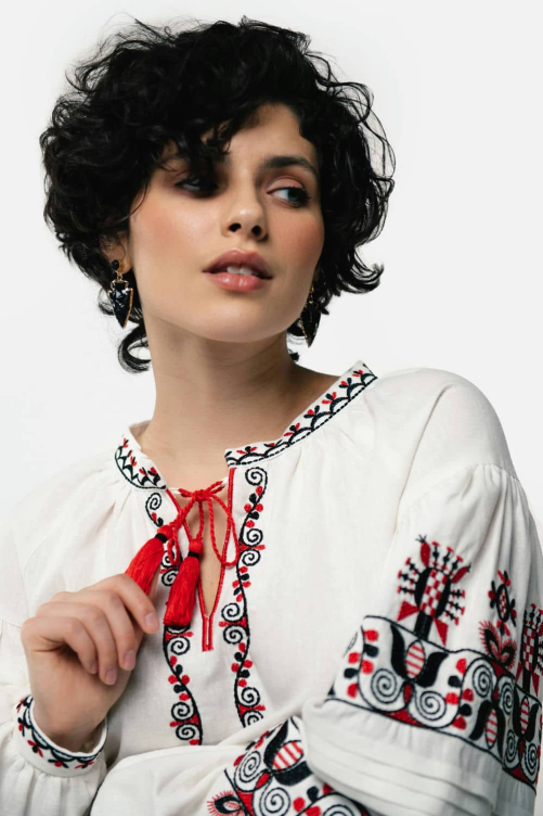 Вышиванка женская "Берегиня" молочная – символ нежности и традиций.