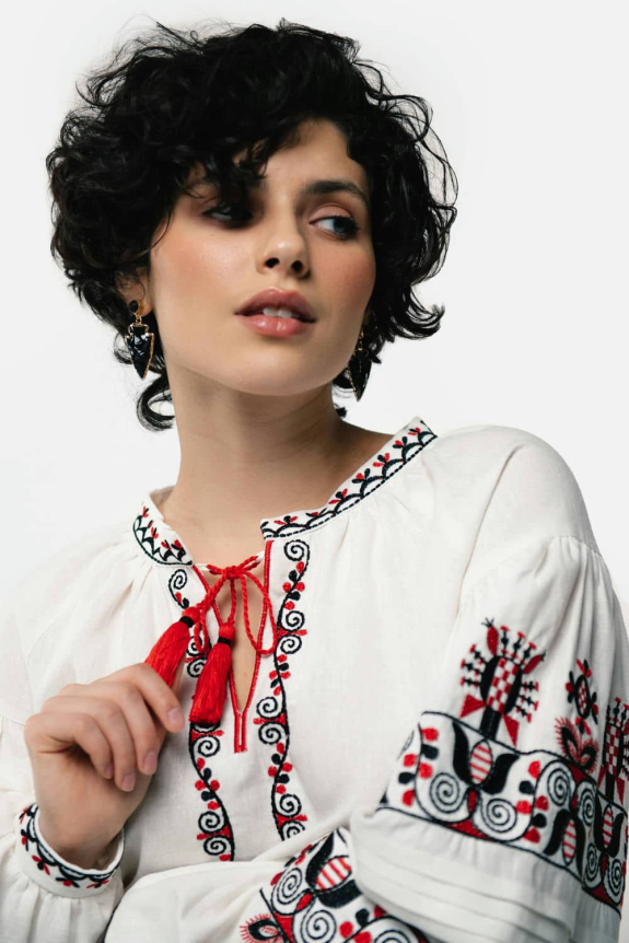 Вышиванка женская "Берегиня" молочная – символ нежности и традиций.