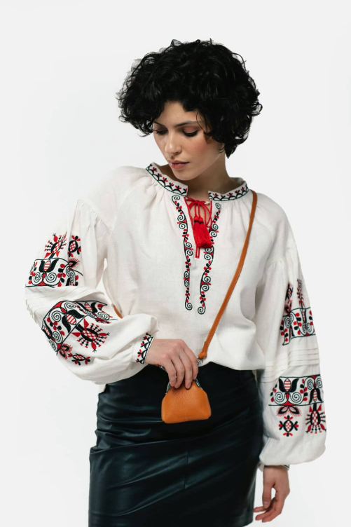 Вышиванка женская "Берегиня" молочная – символ нежности и традиций.