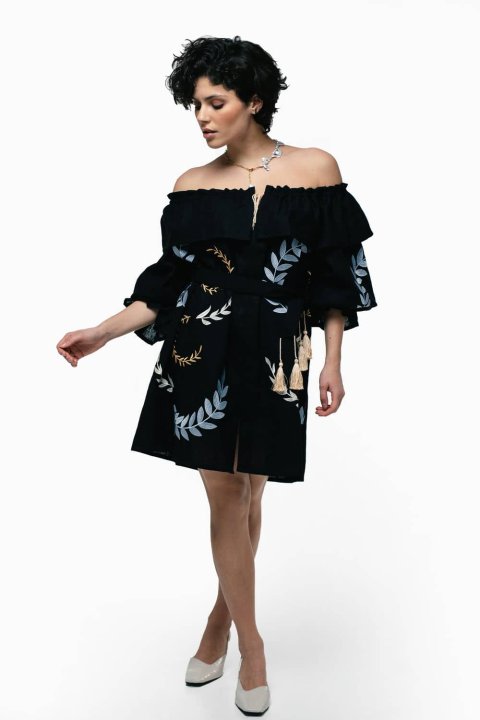 Robe brodée pour femme „Podykh” noire par 2KOLYORY