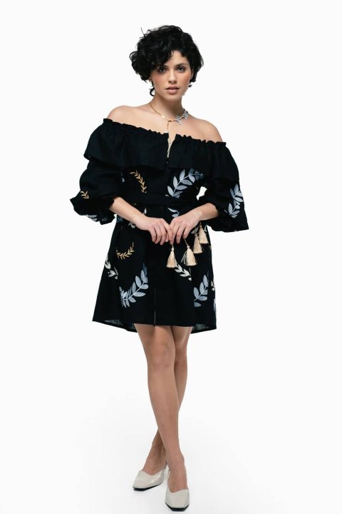 Robe brodée pour femme „Podykh” noire par 2KOLYORY