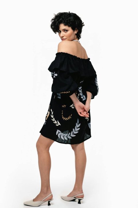 Rochie brodată de damă „Podykh” neagră de la 2KOLYORY