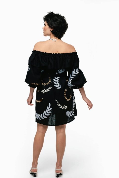 Rochie brodată de damă „Podykh” neagră de la 2KOLYORY