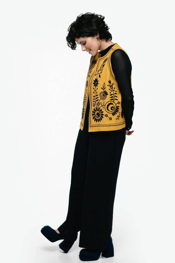 Вишитий жіночий жилет "Петриківка" охра – яскравий і стильний акцент, що поєднує традиції та сучасність.