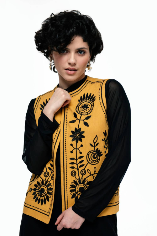 Вишитий жіночий жилет "Петриківка" охра – яскравий і стильний акцент, що поєднує традиції та сучасність.