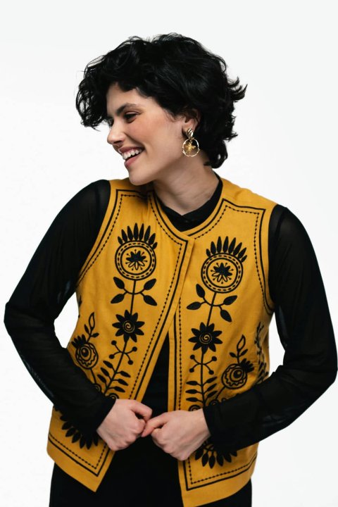 Die bestickte Damenweste „Petrykivka“ in Ocker ist ein heller und stilvoller Akzent, der Tradition und Moderne vereint.