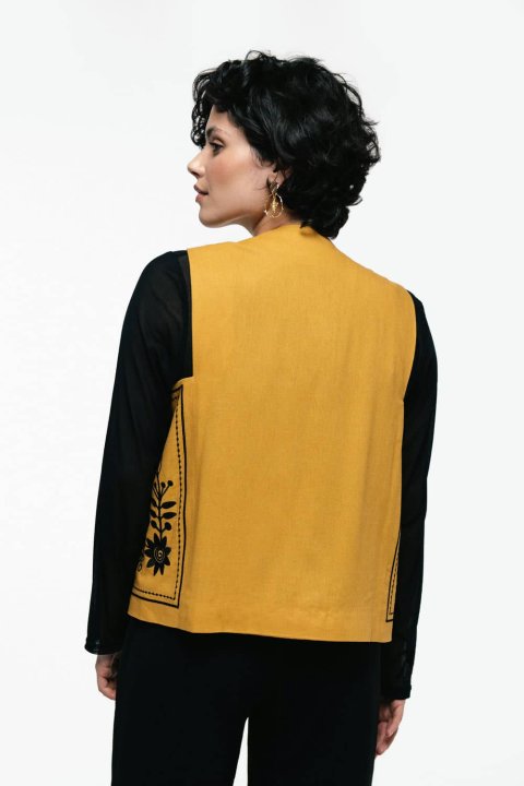 O colete bordado feminino "Petrykivka" ocre é um apontamento brilhante e elegante que combina tradição e modernidade.