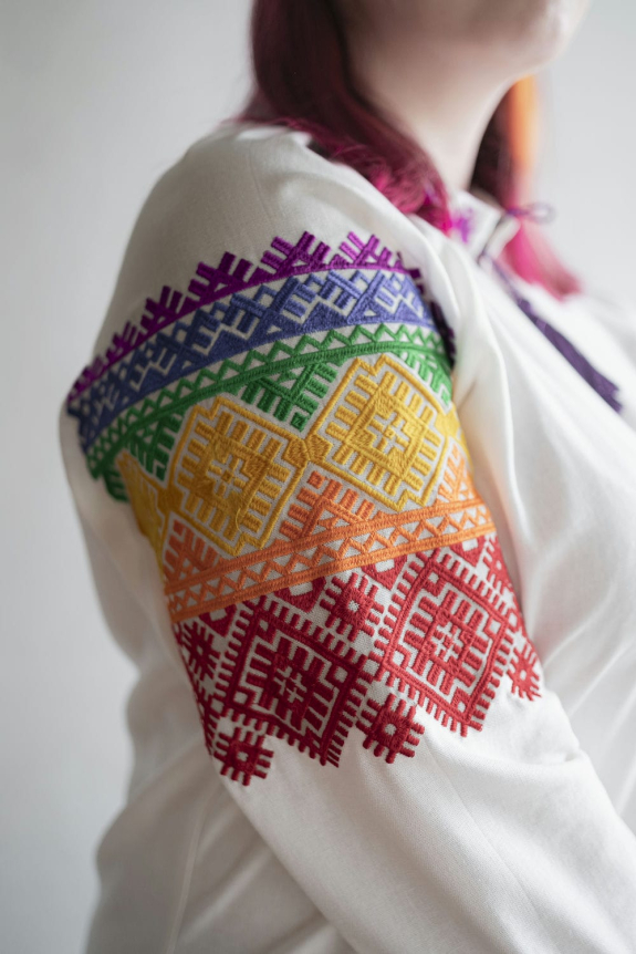 Жіноча вишиванка Веселка молочна