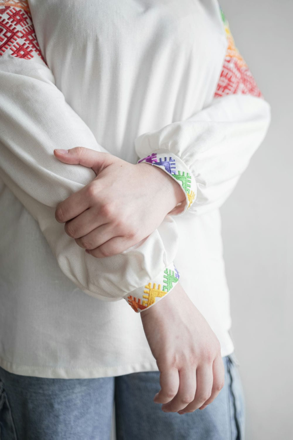 Жіноча вишиванка Веселка молочна