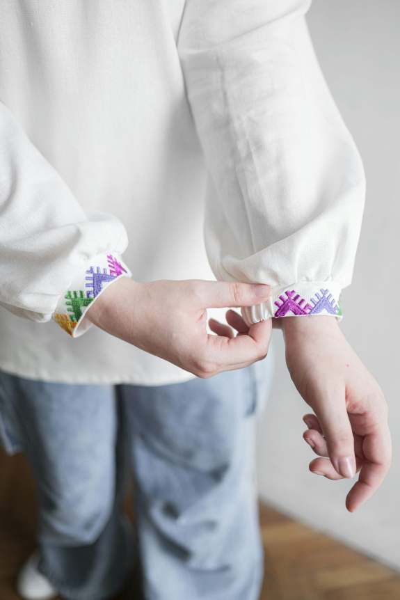 Жіноча вишиванка Веселка молочна