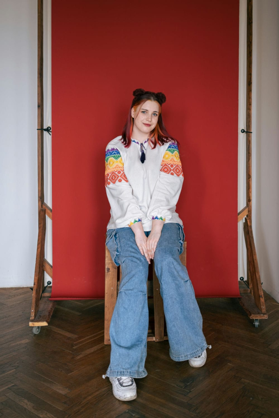 Жіноча вишиванка Веселка молочна