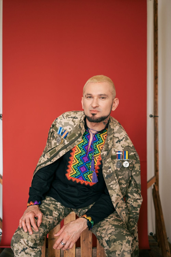 Чоловіча вишиванка Веселка чорна