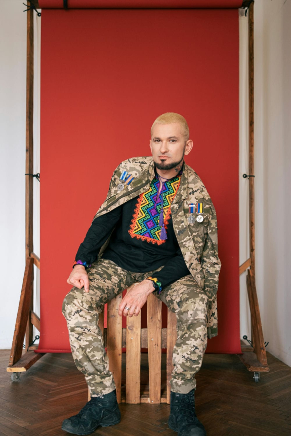 Мужская вышиванка Веселка черная