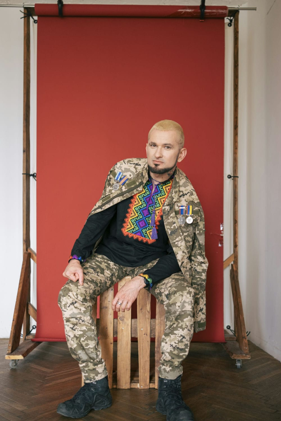 Мужская вышиванка Веселка черная