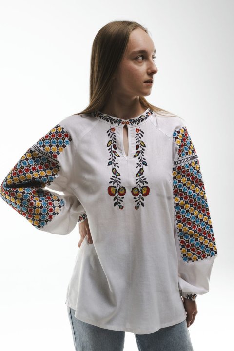 Camisa bordada para mujer "Sokalska" blanca: un símbolo clásico y exquisito de las tradiciones ucranianas.