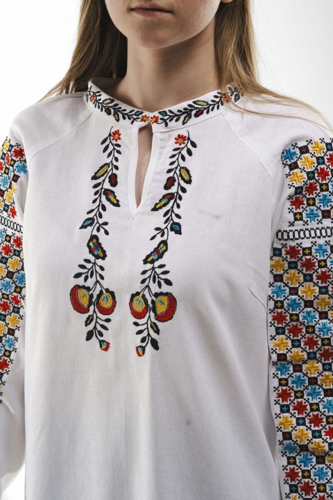 Damen-Vyshyvanka "Sokalska" in Weiß – ein klassisches und exquisites Symbol ukrainischer Traditionen.