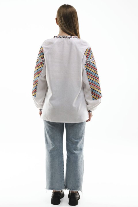 Camisa bordada para mujer "Sokalska" blanca: un símbolo clásico y exquisito de las tradiciones ucranianas.
