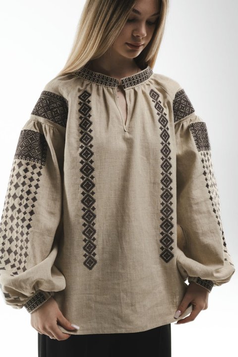 Damen-Vyshyvanka Tomaschpil in Grau – Eleganz und Tradition in jedem Detail.