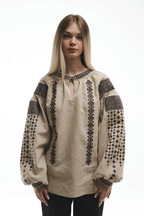 Vyshyvanka da donna Tomashpil grigia - eleganza e tradizione in ogni dettaglio.