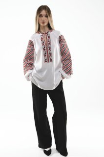 Bordado feminino Frankivska branco - ternura e tradições num estilo elegante.