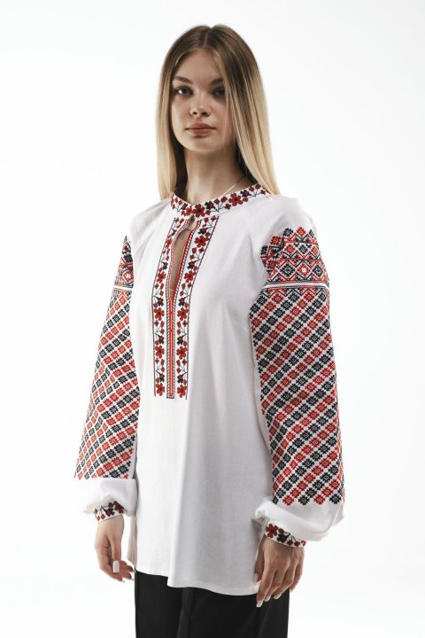 Vyshyvanka para mujer Frankivska blanca: ternura y tradiciones en un estilo elegante.