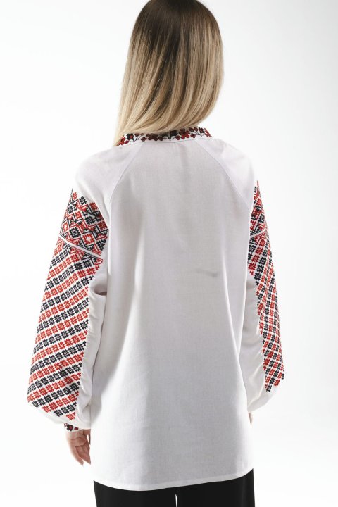 Vyshyvanka para mujer Frankivska blanca: ternura y tradiciones en un estilo elegante.