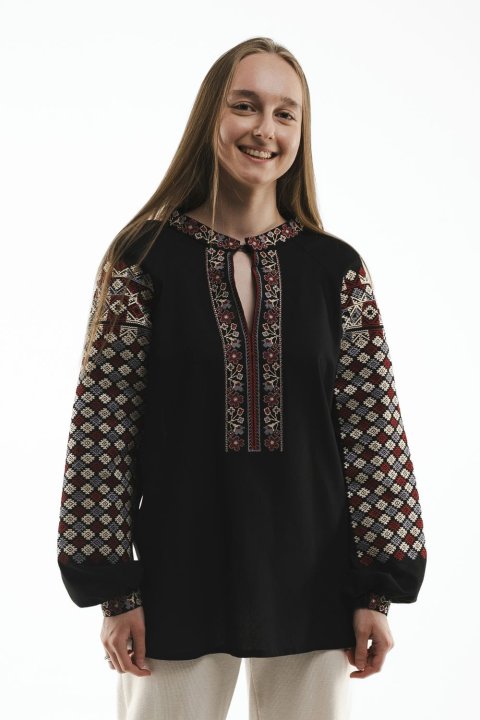Vyshyvanka para mujer Frankivska negra: la elegancia y la fuerza de las tradiciones ucranianas.