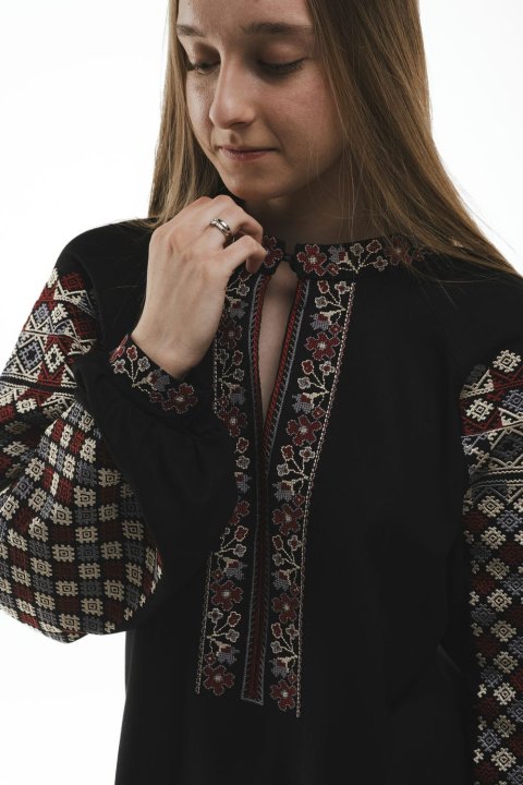 Vyshyvanka para mujer Frankivska negra: la elegancia y la fuerza de las tradiciones ucranianas.