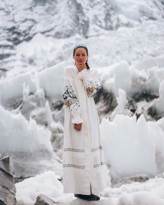 Rochie brodată de damă „Everest” de la 2KOLYORY