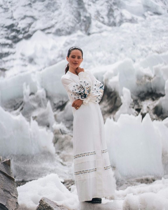 Rochie brodată de damă „Everest” de la 2KOLYORY