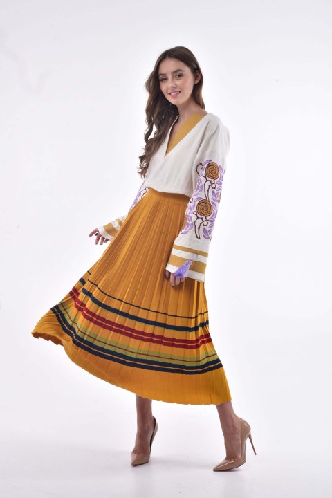 Saia "Bogema" plissada de malha ocre - elegância e estilo moderno.